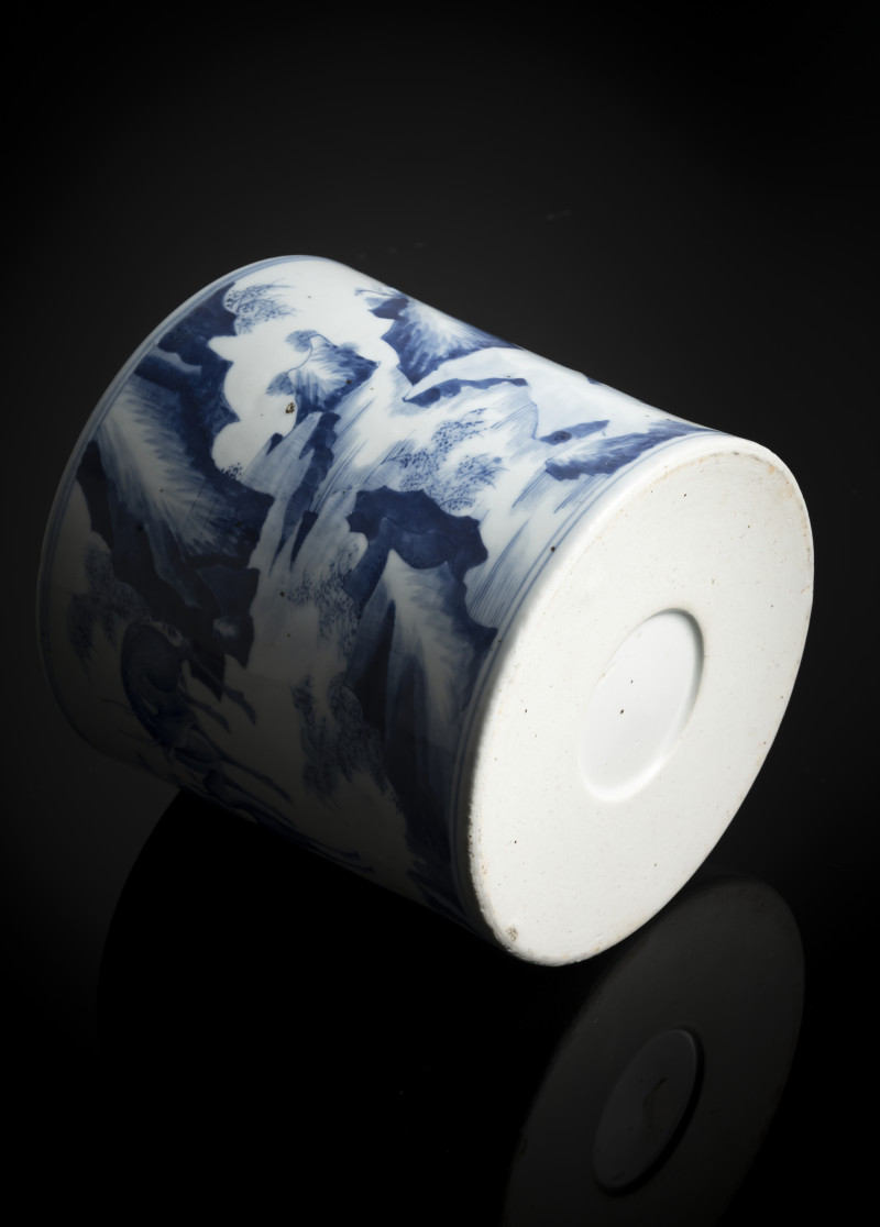 A blue and white brush pot with deer in a landscape - 图4