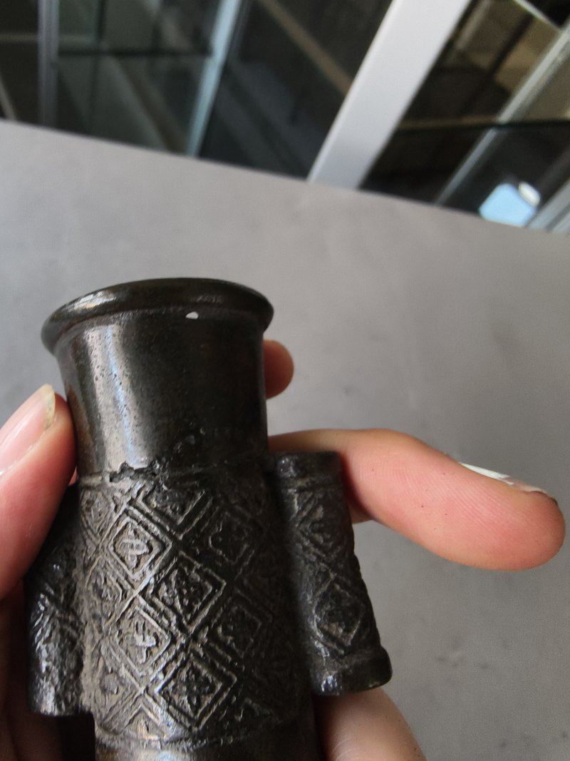 A group of three bronze vases - 图21