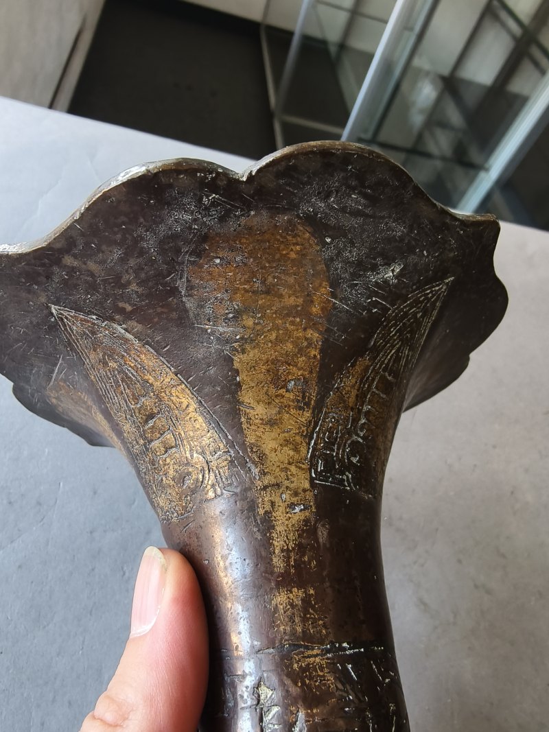 A bronze censer and a part-gilt 'gu'-shaped bronze vase - 图29