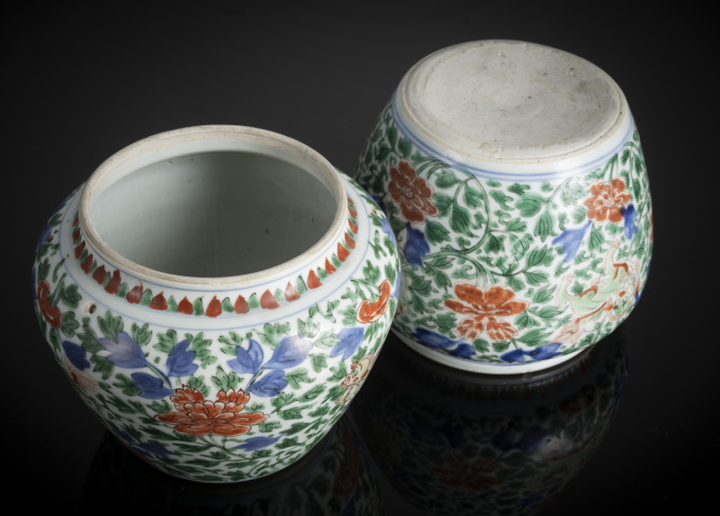 Two 'Wucai' jars with floral decoration and wooden lids - 图4