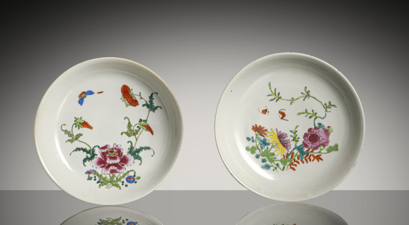 Two 'Famille rose' plates with floral decoration - 图1