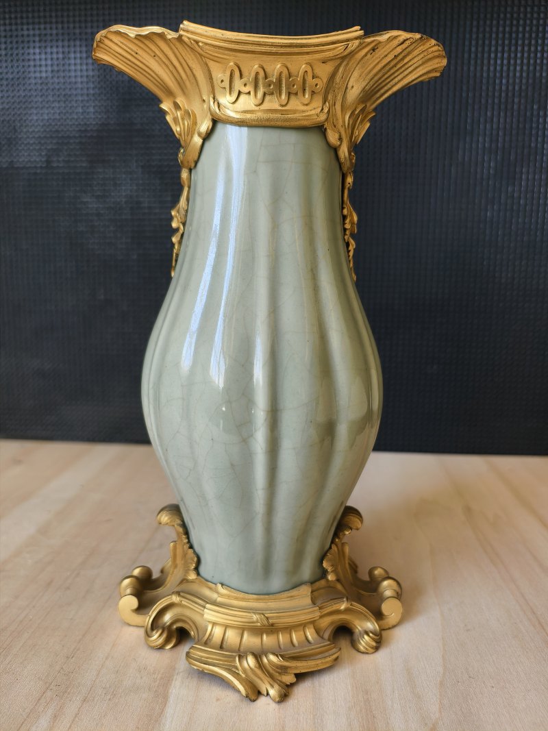 A ribbed porcelain celadon vase in a fine ormolu mount - 图14