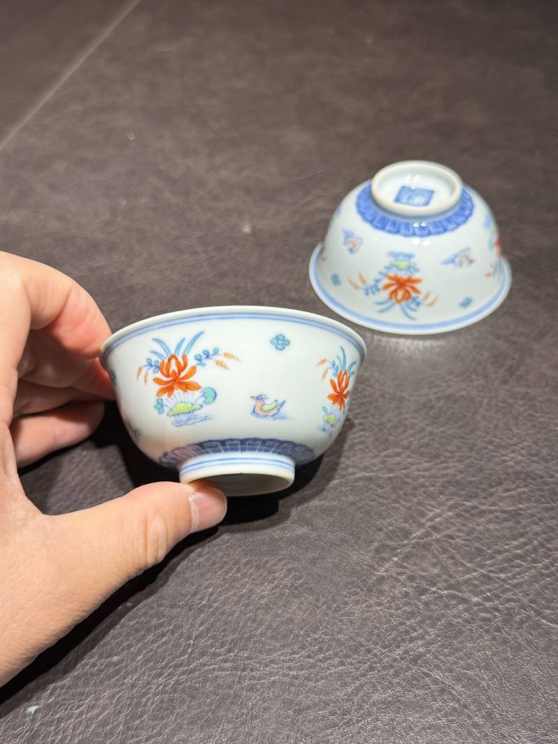 清中期 “三和堂制”款斗彩莲池鸳鸯纹茶圆一对 - 图3