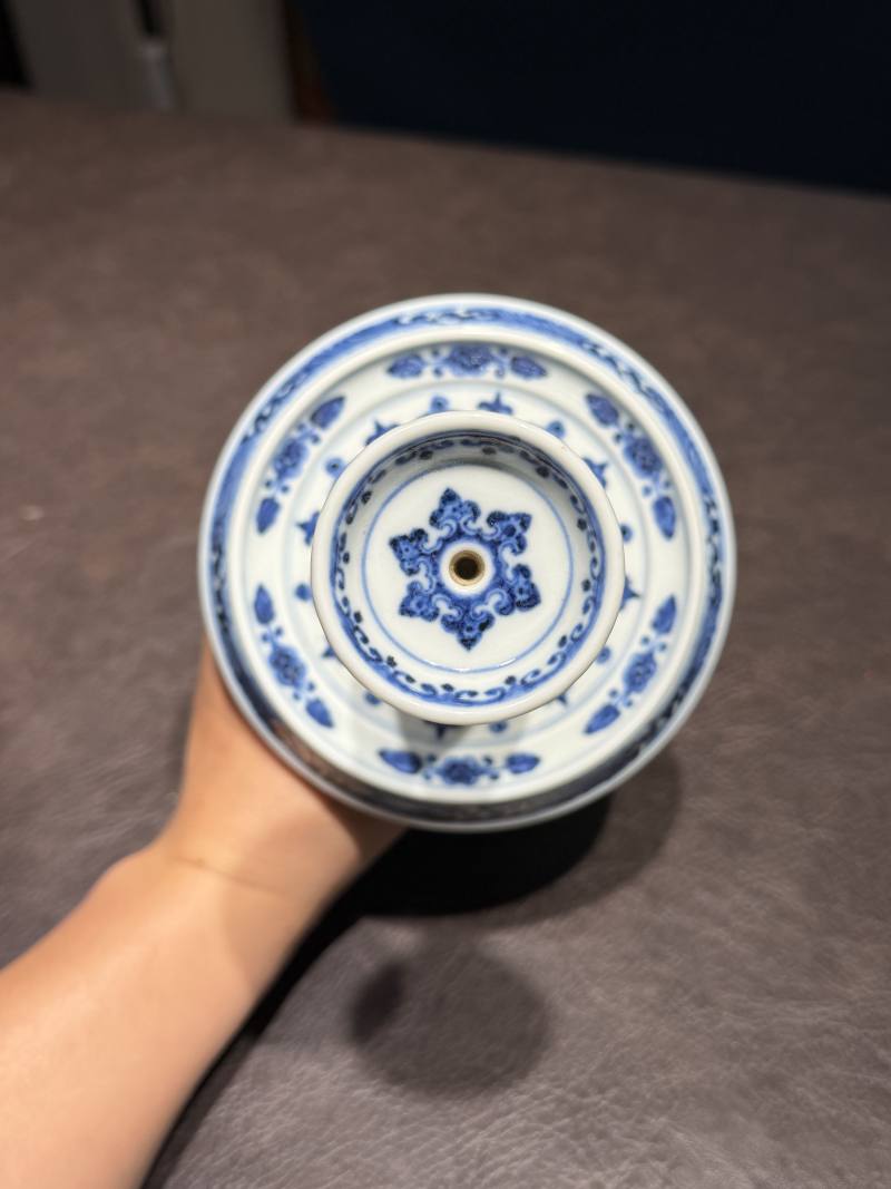 清乾隆 青花缠枝莲纹烛台 - 图8