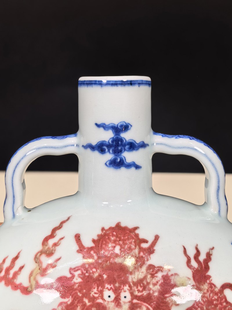 清乾隆 青花釉里红龙纹抱月瓶 - 图22