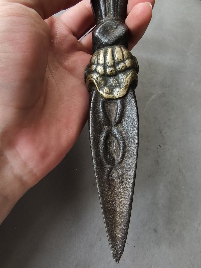 A metal bell (ghanta) and a phurbu - 图8