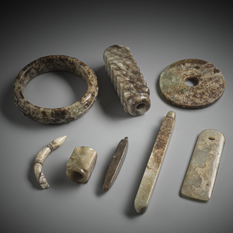 A group of eight jade carvings, some in archaic forms such as 'cong' etc. - 图5