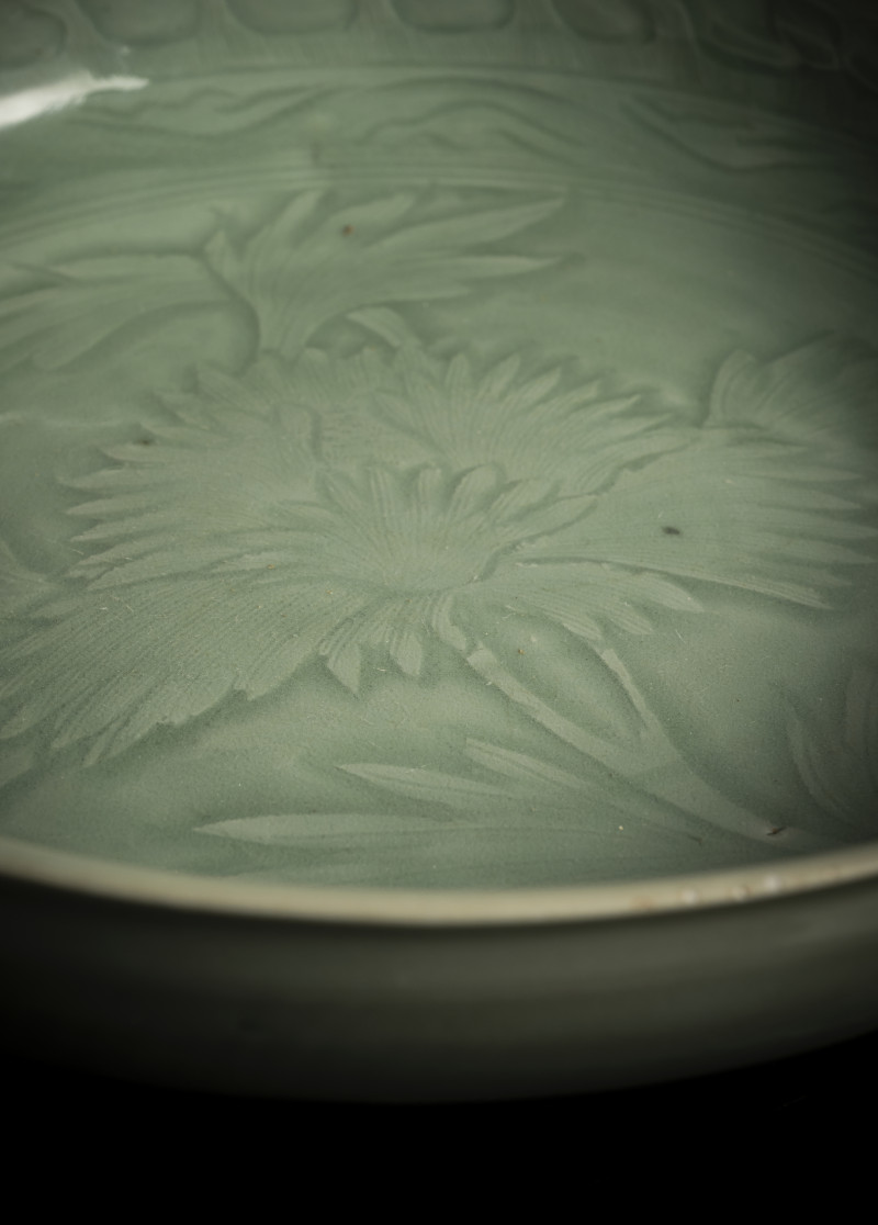A RARE DEEP CELADON BOWL WITH A SINGLE PEONY BLOSSOM - 图3