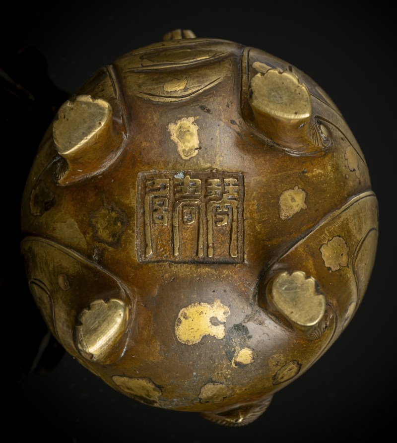 A small gold-splashed bronze censer in the shape of a Luduan - 图5
