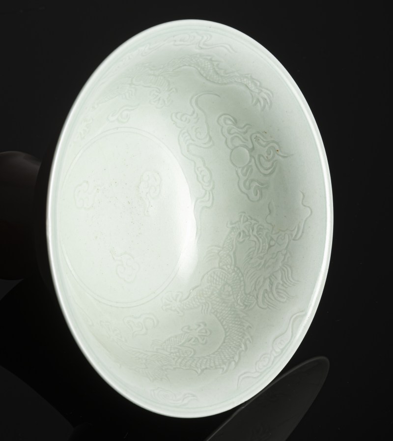 A copper-red glazed porcelain 'stemcup' with anhua decoration of dragons inside - 图4