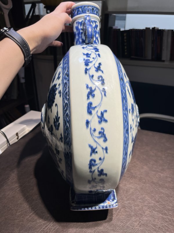 清乾隆 青花缠枝莲纹螭耳抱月瓶 - 图5