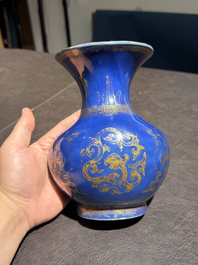 清乾隆 宝石蓝釉描金团龙纹壁瓶 - 图4