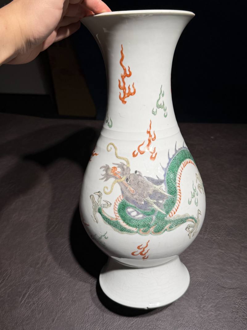 清康熙 五彩龙戏珠弦纹琵琶尊 - 图3