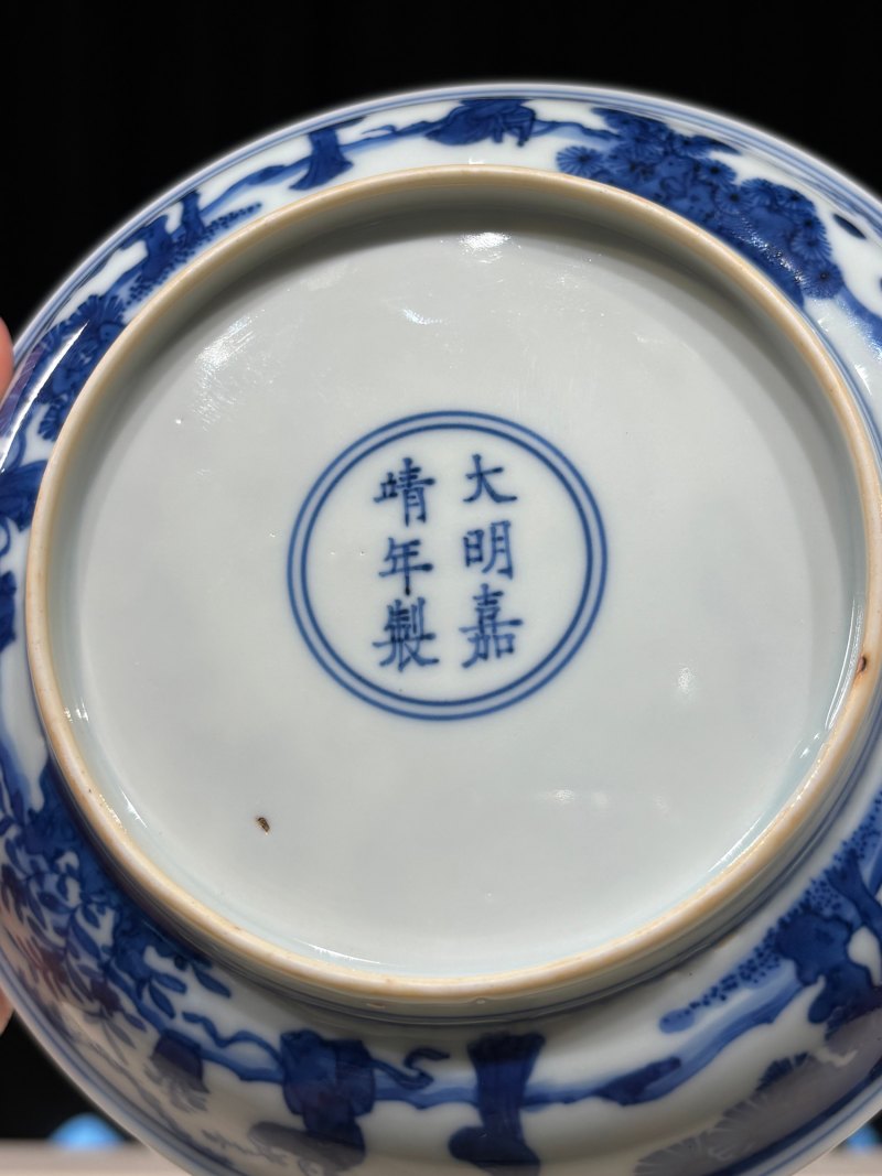 明嘉靖 青花庭院仕女图盘 - 图11
