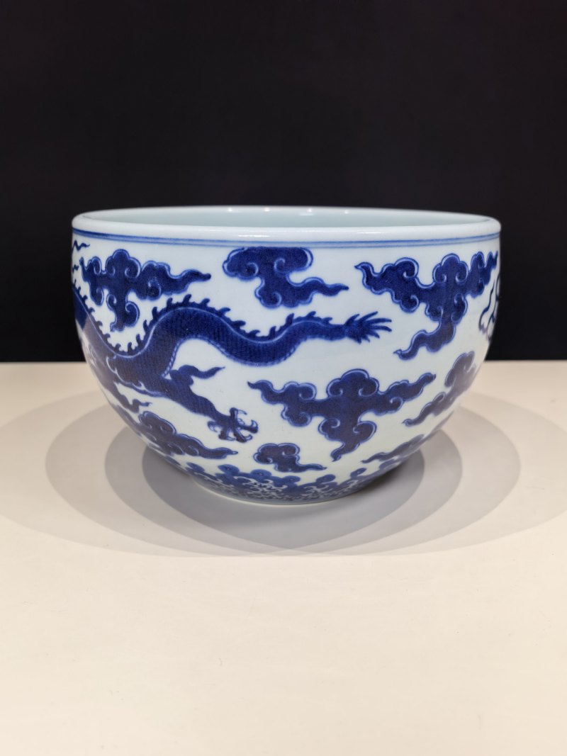 清乾隆 仿嘉窑青花云龙纹卷缸 - 图7