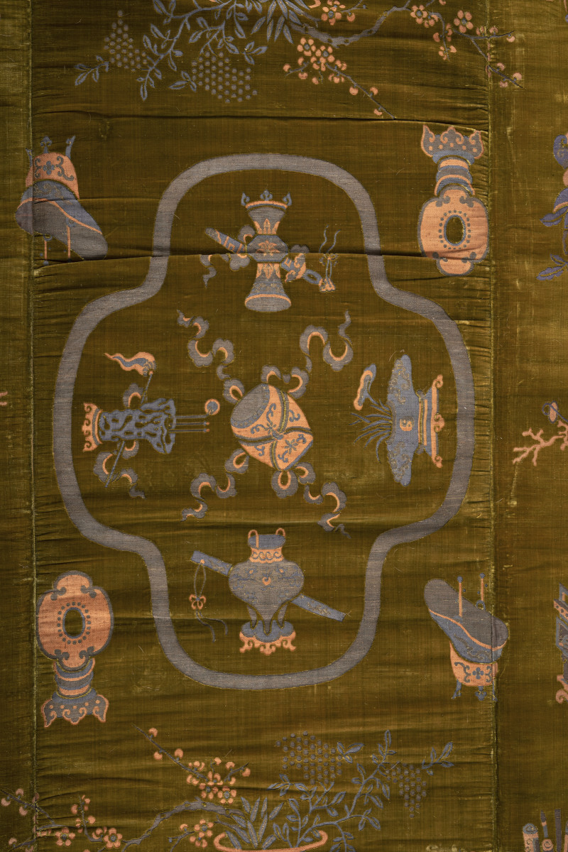 A large and very fine golden yellow silk velvet - 图3