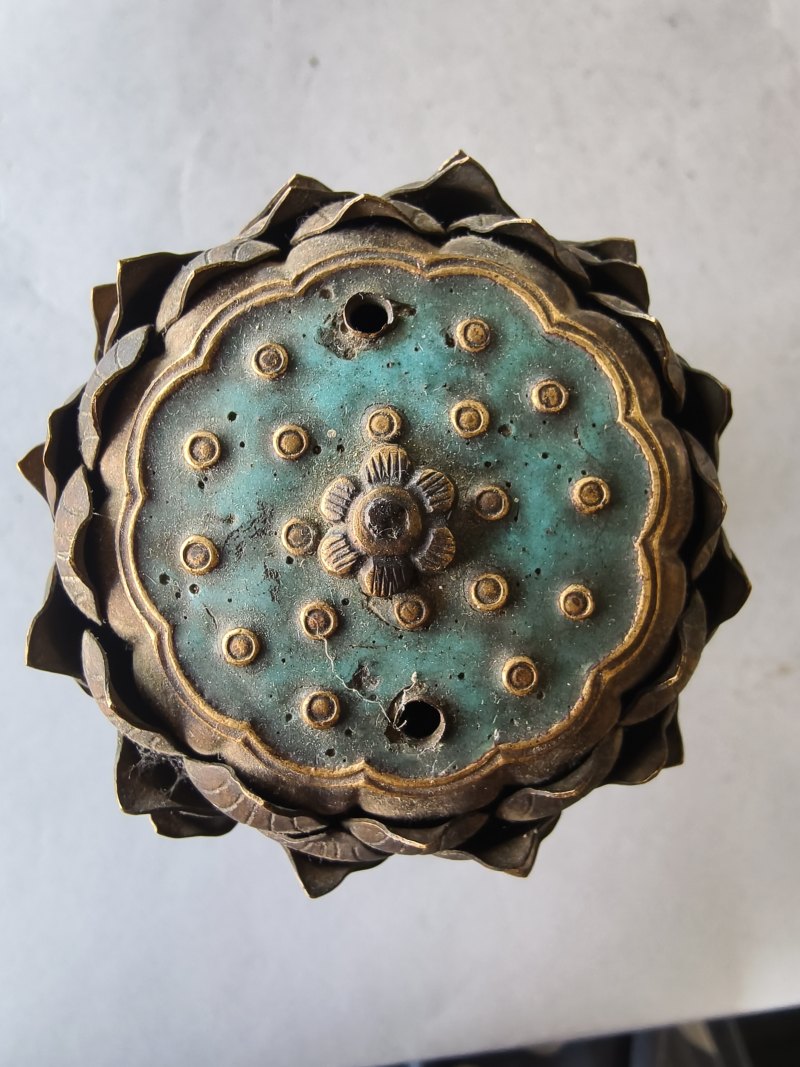 A Buddhist altar emblem made of fire-gilt copper with enamel decoration and lotus for incense sticks - 图15
