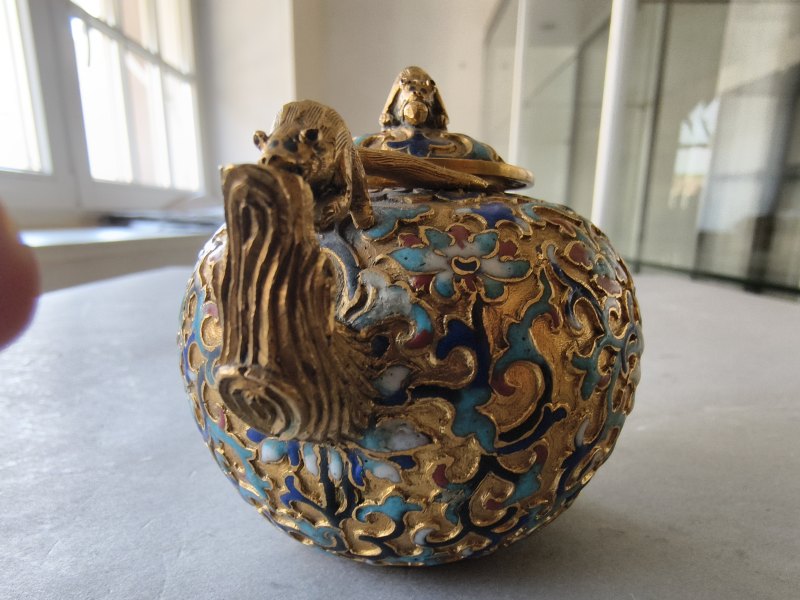 A fine gilt-bronze wine or teapot with champlevé decoration of lotus and foliage, the cover with a squirrel as knob - 图13