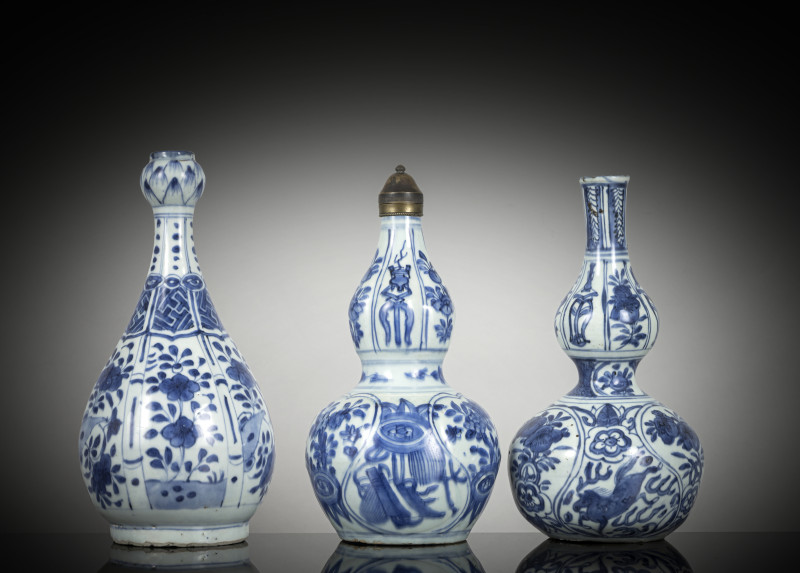 Three porcelain bottle vases decorated in underglaze blue, one with an Ottoman lid, partly decorated in the Kraak style - 图2