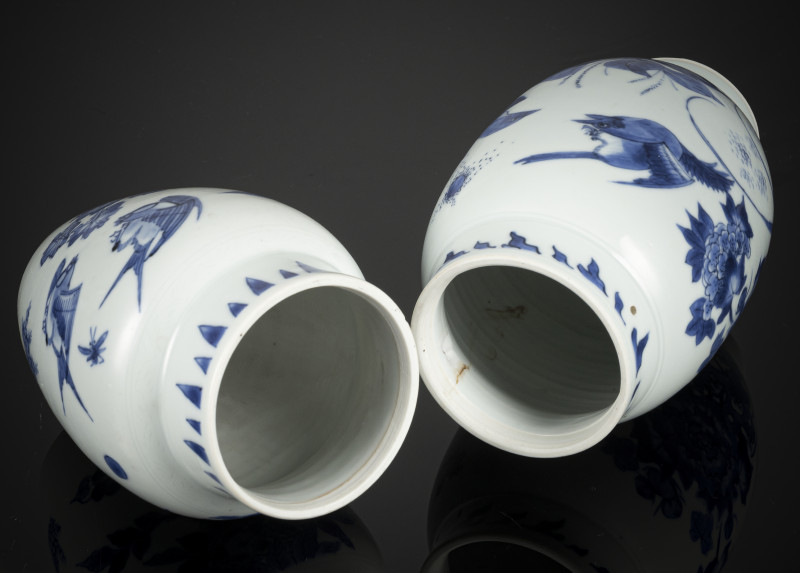 Two porcelain vases decorated in underglaze blue with bird/flower decoration - 图4
