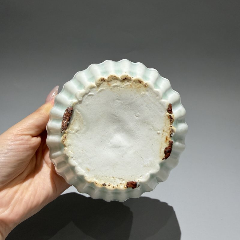 明代 青白釉菊瓣纹瓜棱捧盒 - 图11