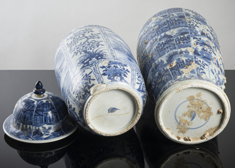A large lidded blue and white porcelain vase and a smaller vase - 图4