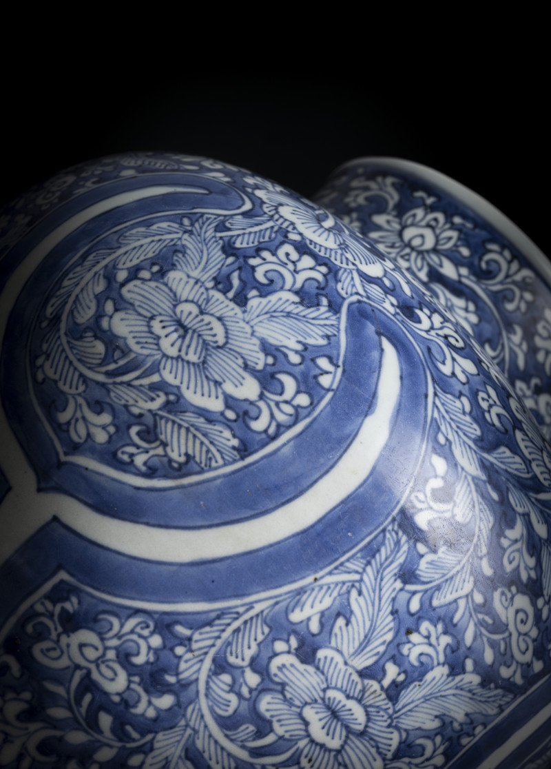 A porcelain vase with dense underglaze blue decoration of blossoms, including lotus - 图5