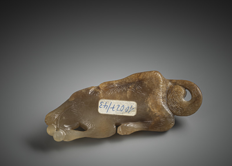 A reclining squirrel with grapes on a wooden stand - 图4