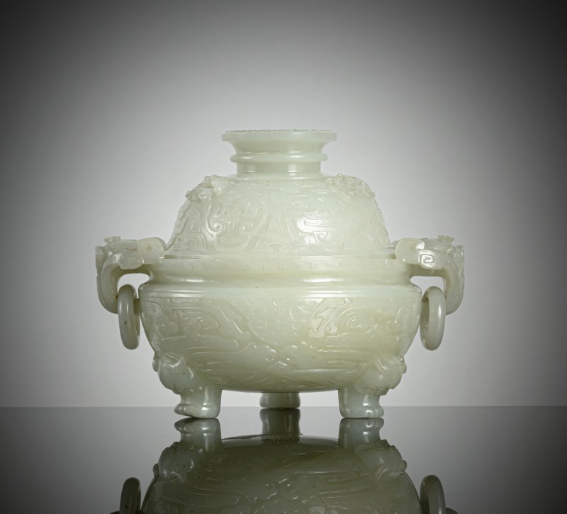 An exquisite carved light green jade censer and cover in archaic style - 图3