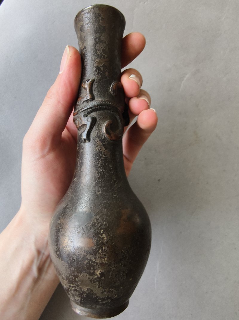 A group of three bronze vases - 图29