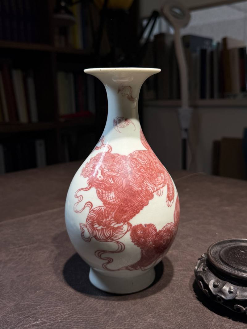 清道光 釉里红太狮少狮玉壶春瓶（配木座、老盒） - 图13
