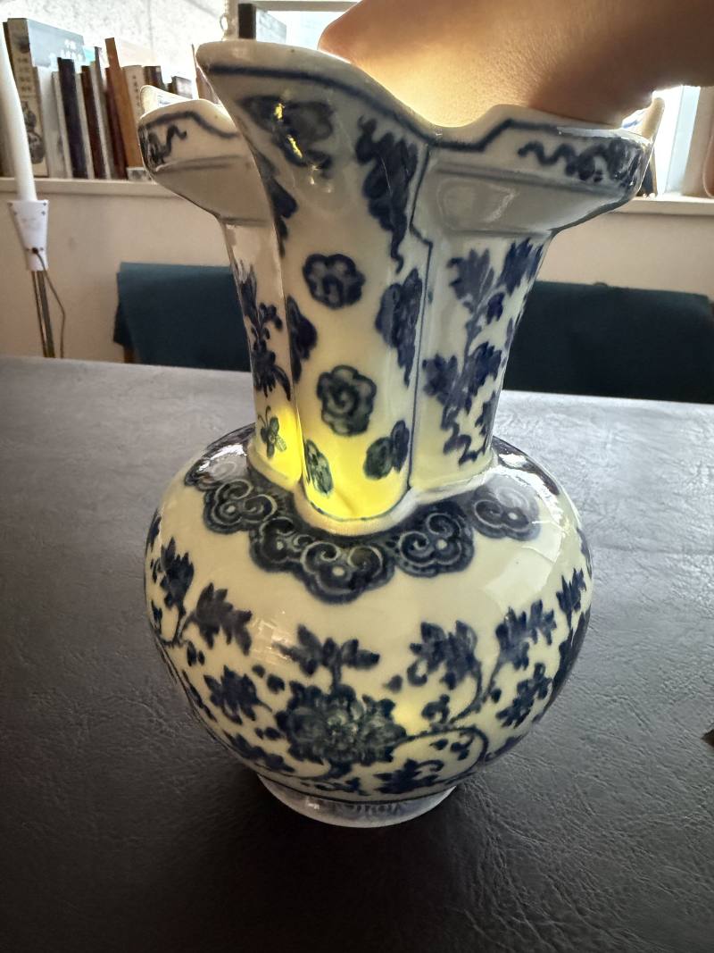 清乾隆 青花缠枝花卉纹僧帽壶 - 图24