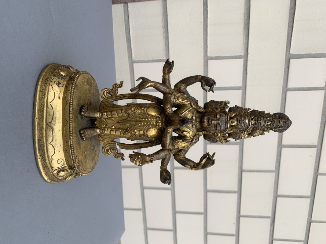 A GILT-BRONZE FIGURE OF EKADASHALOKESHVARA - 图5