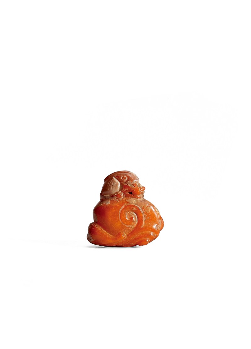 明·蜜蜡螭龙衔灵芝把件
