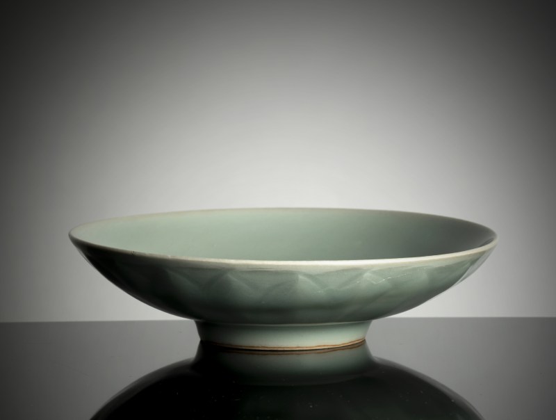 A fine 'Longquan' celadon lotus dish - 图3