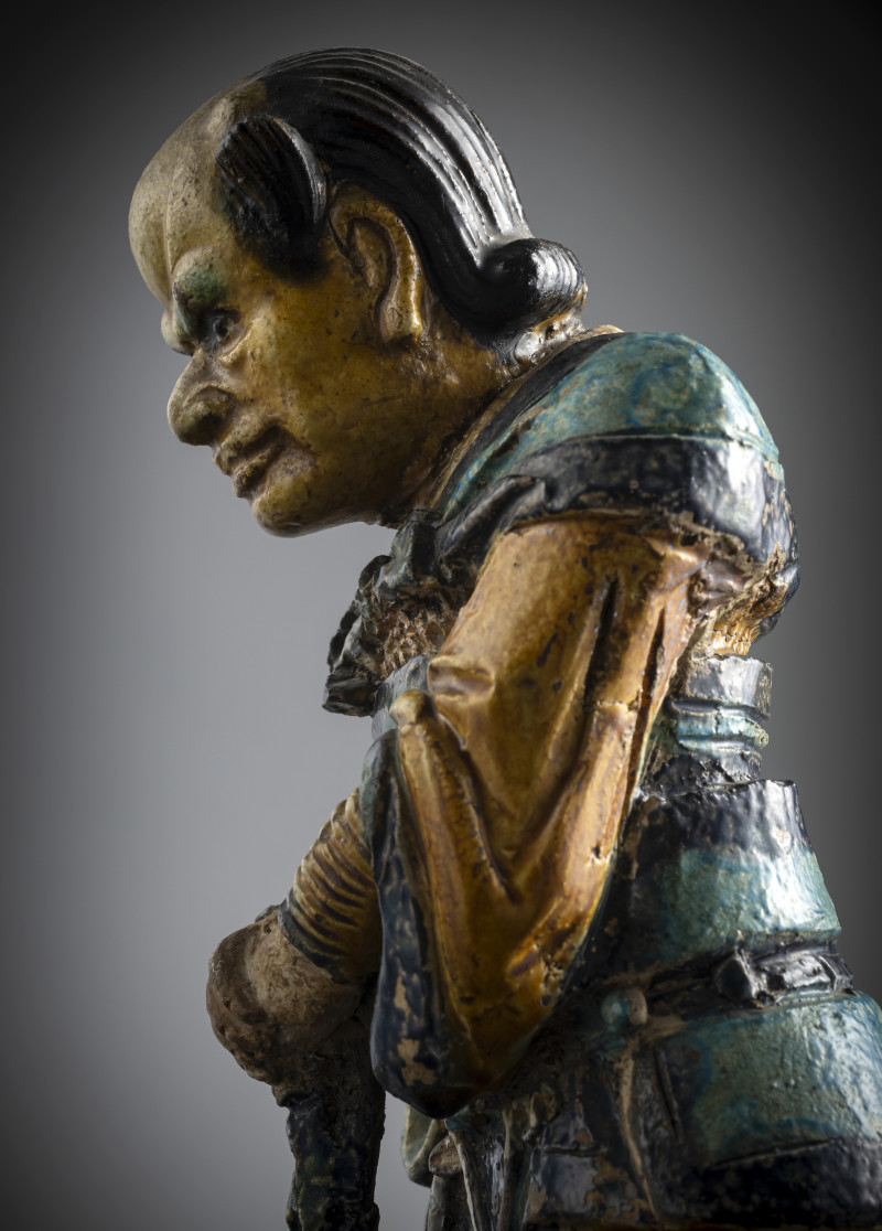 A 'fahua' ceramic figure of a lokapala leaning on a club - 图3