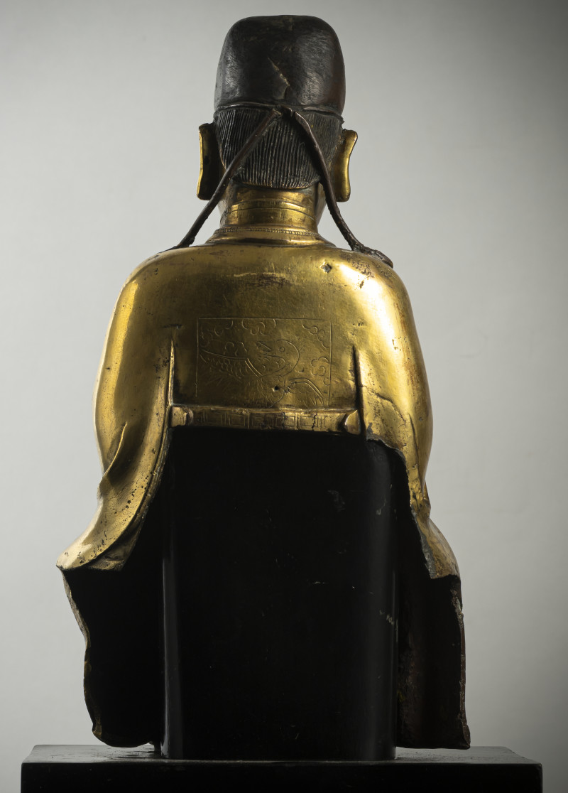 A GILT-BRONZE FIGURE OF A DIGNITARY - 图2