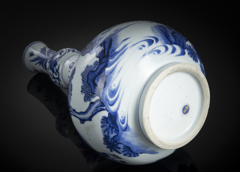 A fine porcelain bottle vase decorated in underglaze blue with a figural scene - 图5
