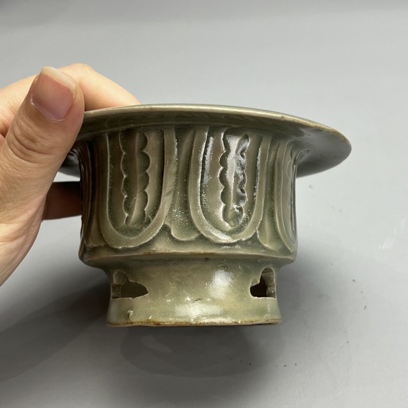 明代 青釉剔花行炉 - 图12