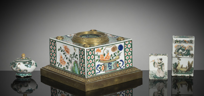 A group of four 'Famille verte' porcelains: Samson inkwell with bronze mount, two brush rests and a lidded box - 图1