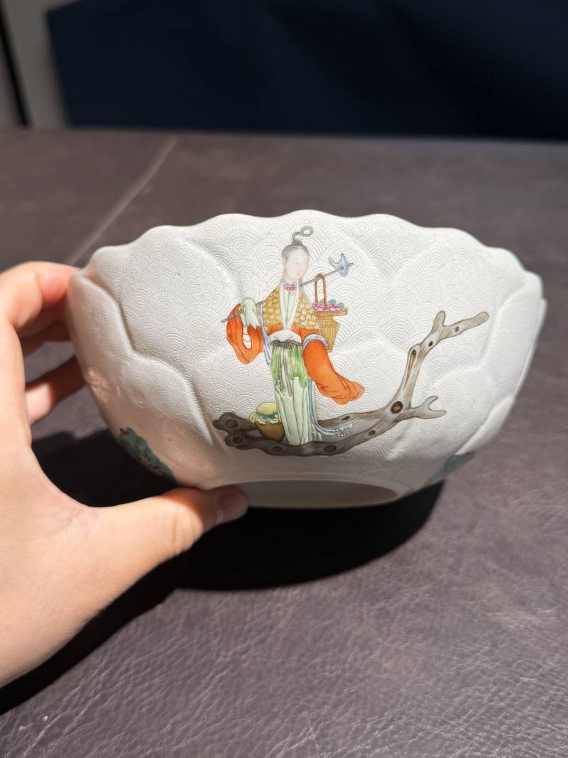 清嘉庆 白轧道粉彩“仙女乘槎”莲瓣碗 - 图4