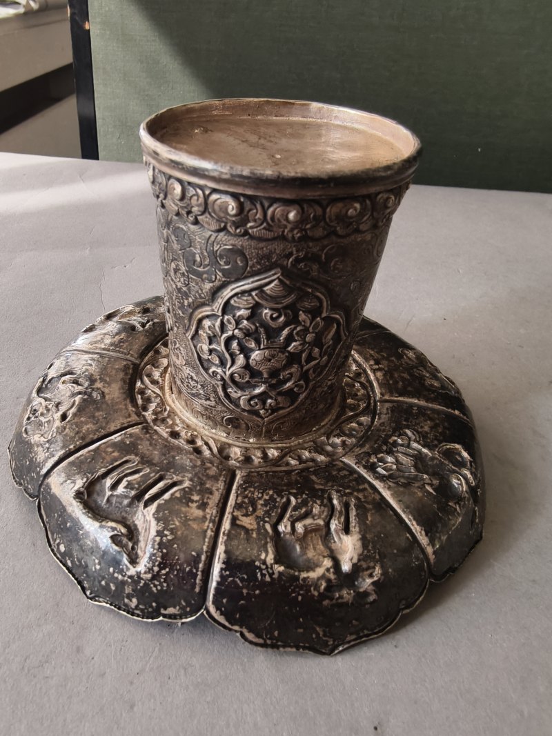 A jade bowl with stand and cover in silver with animals and floral motifs in relief - 图18