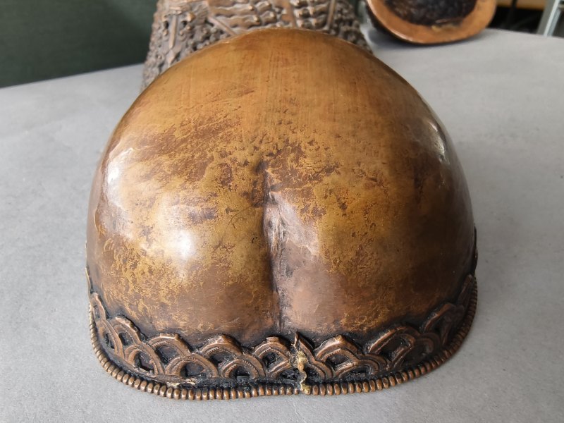 A COPPER EMBOSSED KAPALA WITH COVER ON STAND - 图9
