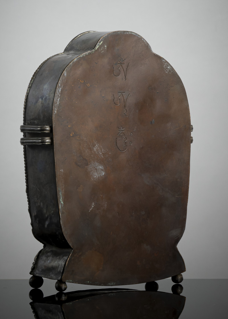 A PARCEL-GILT SILVER EMBOSSED METAL AMULET DEPICTING AMITAYUS - 图3