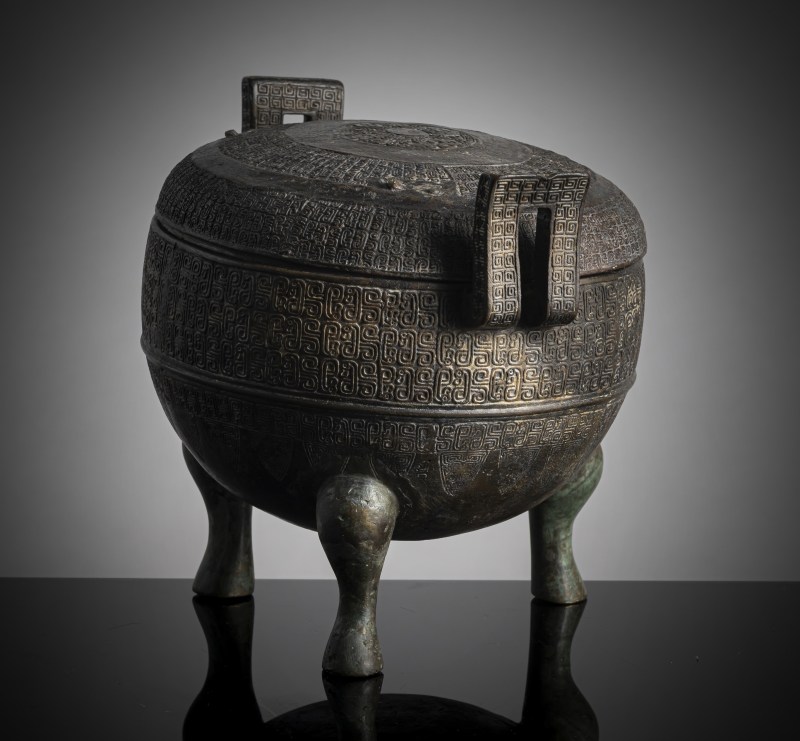 Three-legged bronze food vessel "ding" type - 图3