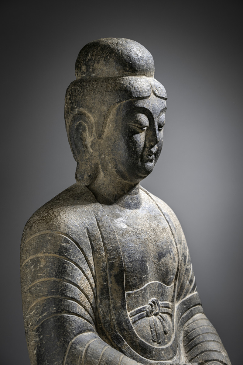 A LIMESTONE FIGURE OF BUDDHA SHAKYAMUNI - 图2