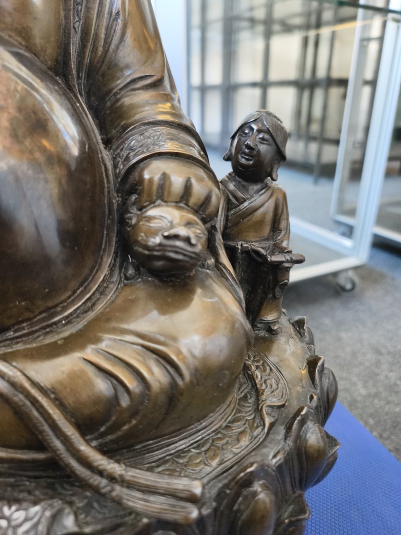 A large cast bronze figure of seated Budai with boys on a lotus pedestal - 图9