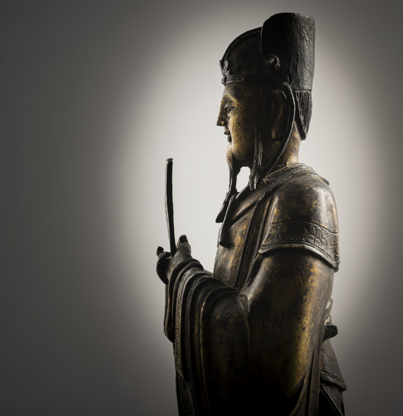 A gilt-bronze of Tianguan on a pedestal, holding a sceptre - 图4