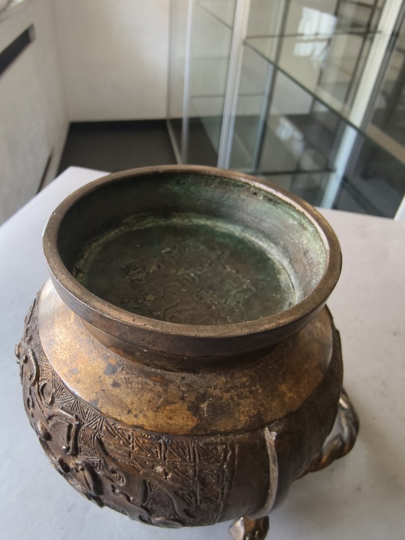 A bronze vessel 'hu' in archaic style with partial gilding - 图9