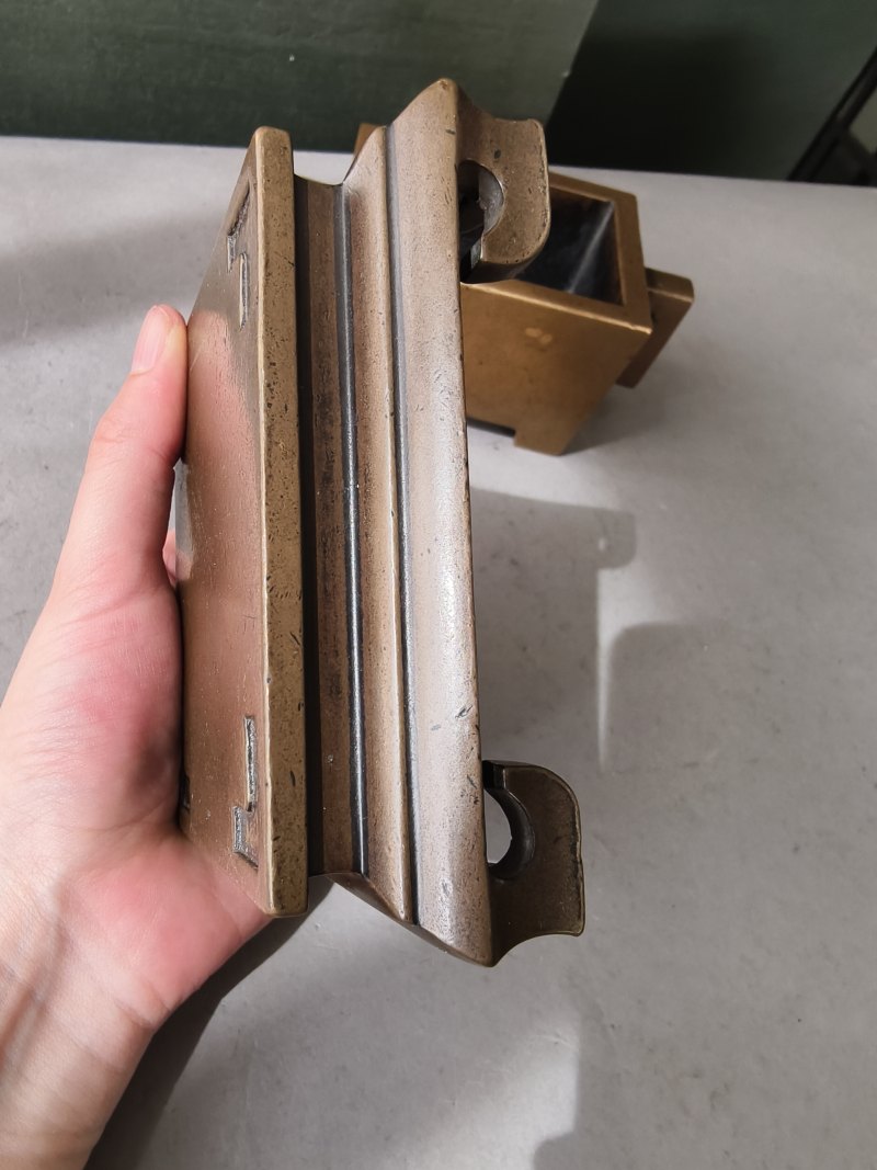 A rectangular twin-handled bronze censer with fitted bronze stand - 图7